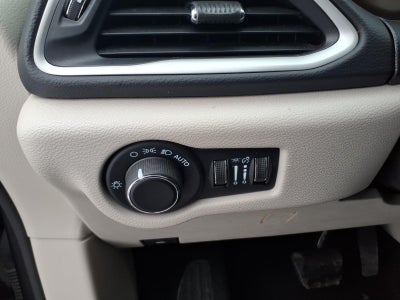 2023 Chrysler Voyager LX